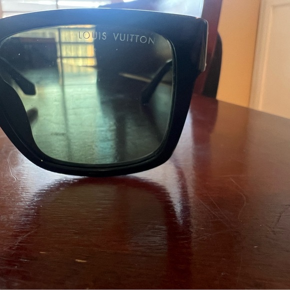 Men’s Louis Vuitton Glide Sunglasses. - Picture 15 of 15